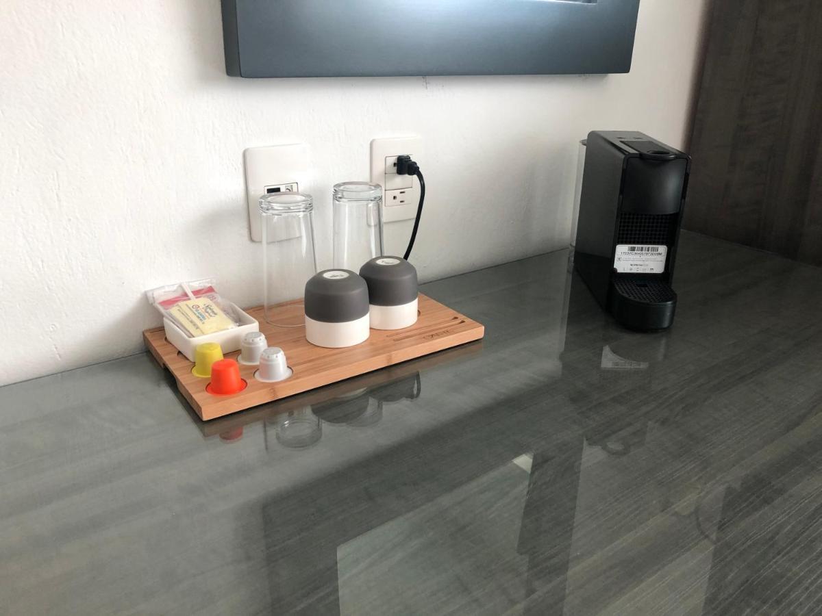 Zimmer mit Kingsize-Bett und Straßenblick
