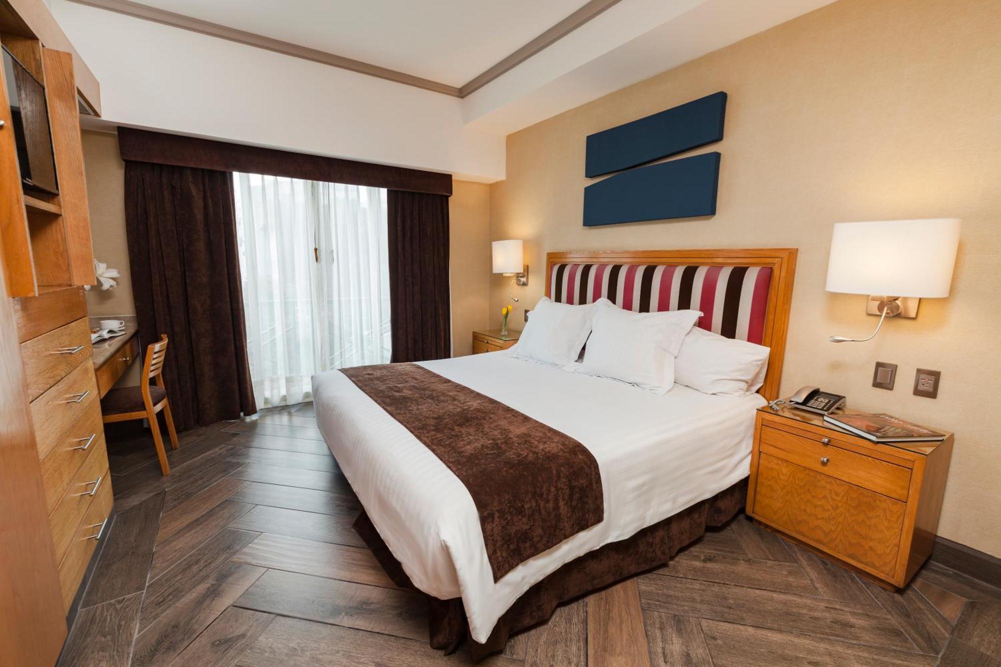 Standard Double Suite,1273570915:JPEG