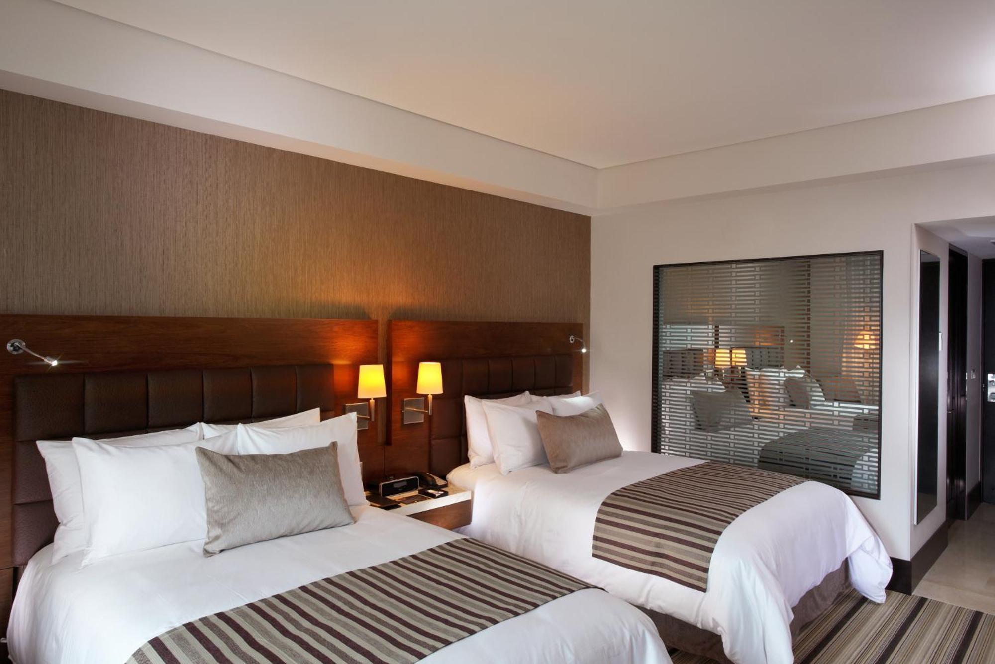 Zimmer mit 2 Doppelbetten und Stadtblick - Executive-Etage