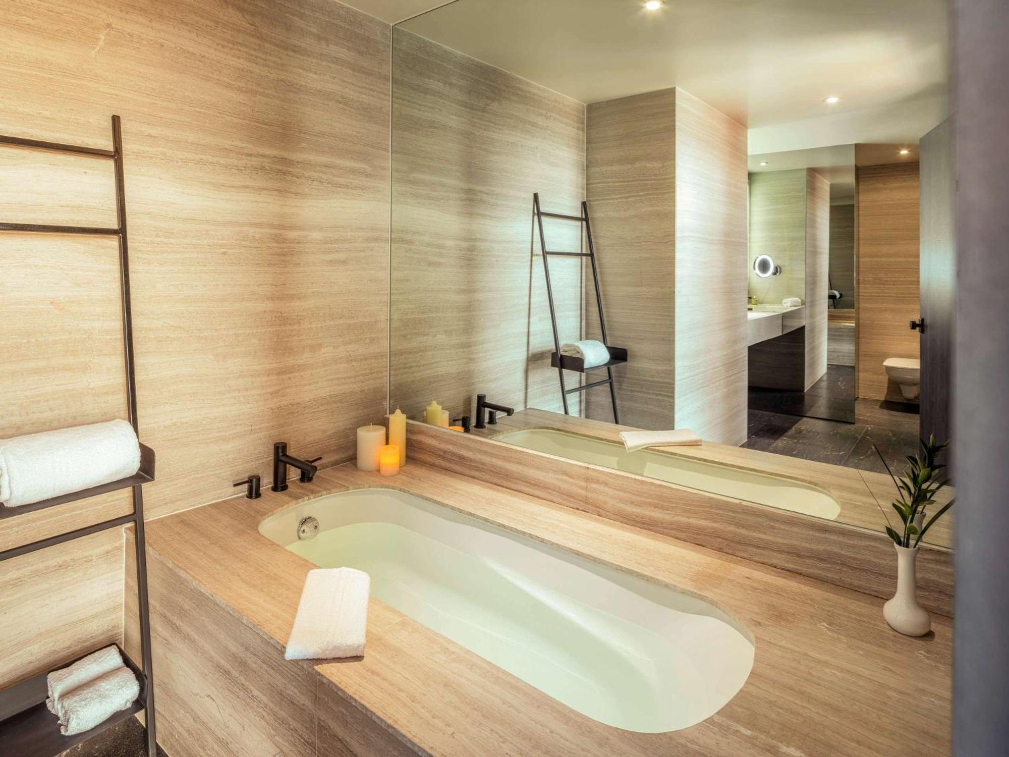 Deluxe Suite Spa Bath,1125867786:JPEG
