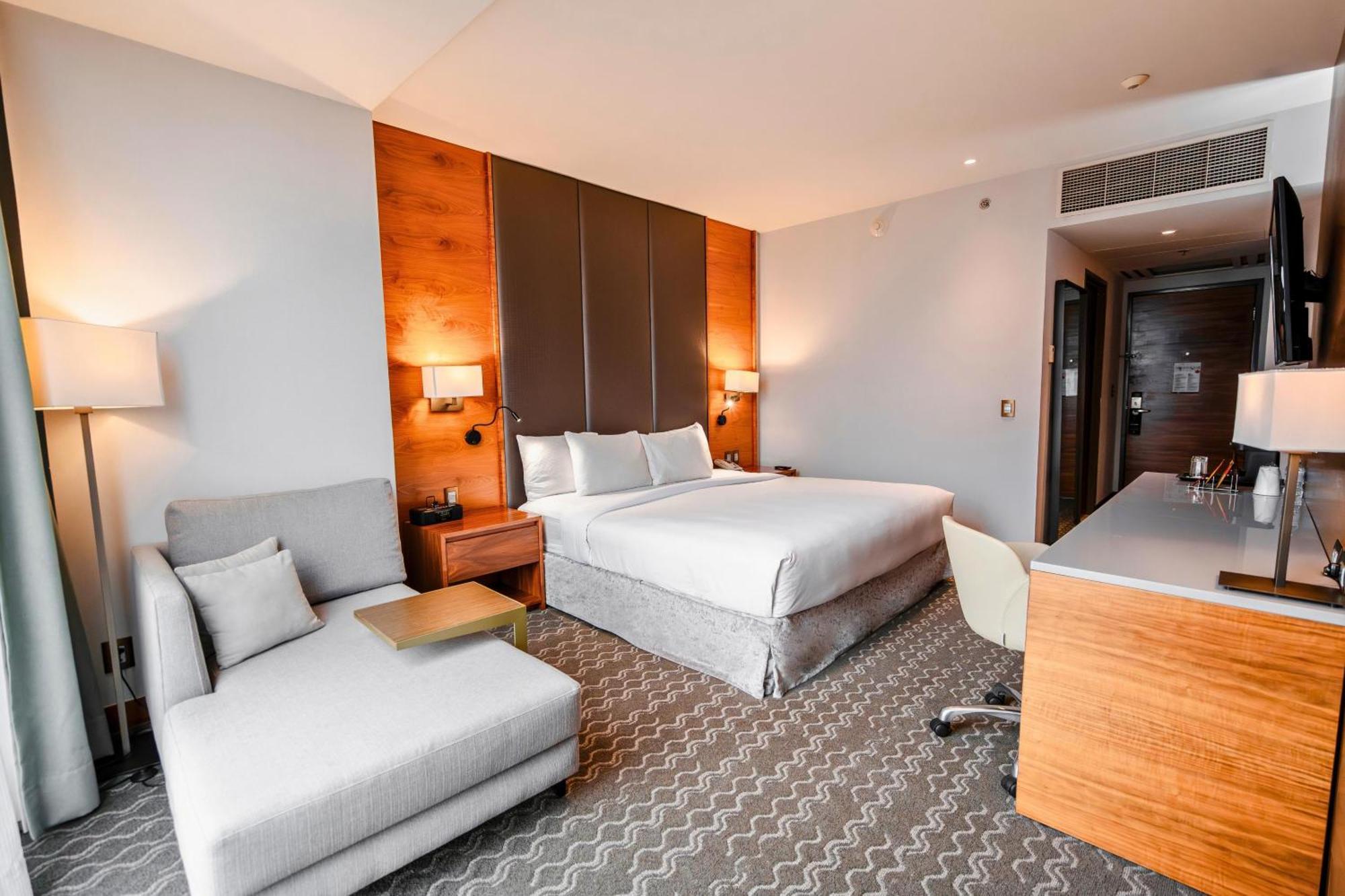 Junior Suite mit Kingsize-Bett und Sitzbereich